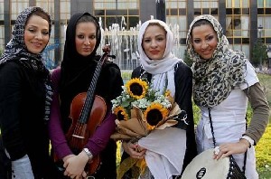 عکسهای اولین خواننده مجاز زن ایران پس از انقلاب !! عکسهای اولین خواننده مجاز زن ایران پس از انقلاب !!