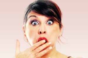 حمله به خواننده معروف و مجروح کردن وی +تصاویر