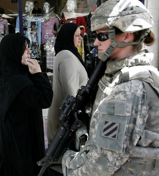 www.irananz.com عکس های دیدنی از زنان نظامی کشورهای مختلف 