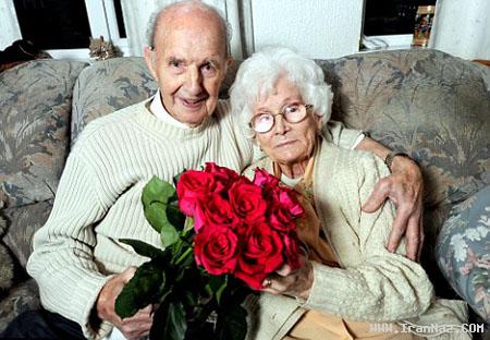 مردی که 70 سال برای همسر خود گل خرید +‌تصاویر ، www.irannaz.com
