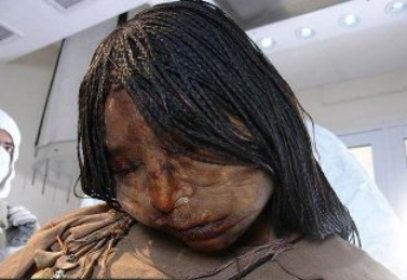 www.irannaz.com| کشف جسد سالم دختری بعد از 500 سال + تصویر